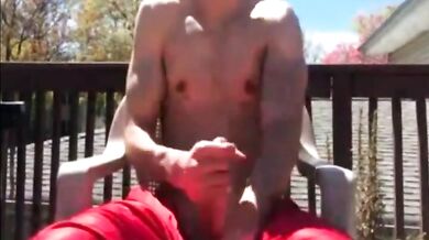 Ragazzo beccato mentre si masturba sul balcone