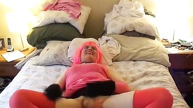 Sissy si masturba il cazzo