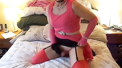 Sissy si masturba il cazzo