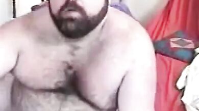 Grasso orso peloso nudo si sega...