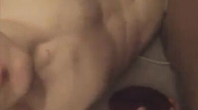 Twink si masturba il grosso buco del culo...