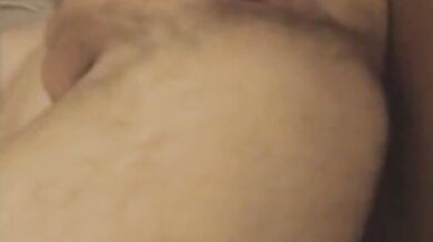 Twink si masturba il grosso buco del culo...