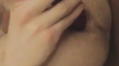 Twink si masturba il grosso buco del culo...