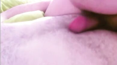 Mi struscia il cazzo sulla pancia