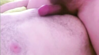 Mi struscia il cazzo sulla pancia