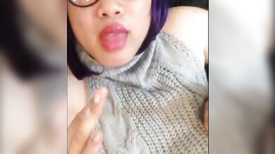 Sissy asiatica si masturba in maglione VKS