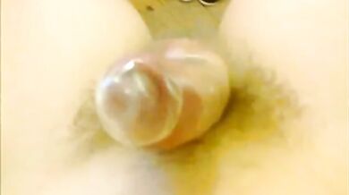 Ragazzo scandinavo si sega e viene nel condom