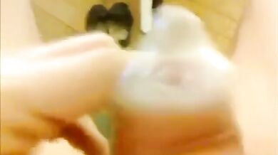 Ragazzo scandinavo si sega e viene nel condom