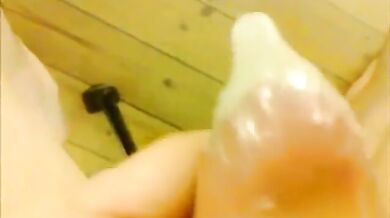 Ragazzo scandinavo si sega e viene nel condom