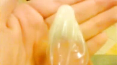 Ragazzo scandinavo si sega e viene nel condom