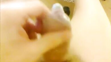 Ragazzo scandinavo si sega e viene nel condom