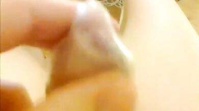 Ragazzo scandinavo si sega e viene nel condom