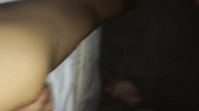 Ragazzo si sditalina il buco anale...