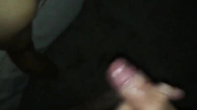 Ragazzo si sditalina il buco anale...