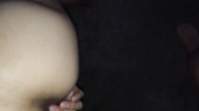 Ragazzo si sditalina il buco anale...