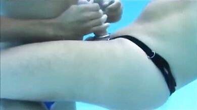 Coppia gay in piscina