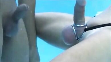 Coppia gay in piscina