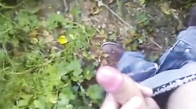 Si masturba all'aperto