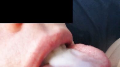 Ingoia il suo sperma appiccicoso