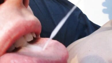 Ingoia il suo sperma appiccicoso