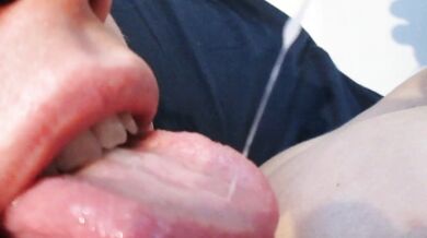 Ingoia il suo sperma appiccicoso