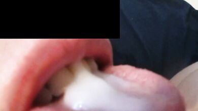 Ingoia il suo sperma appiccicoso