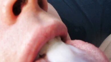 Ingoia il suo sperma appiccicoso