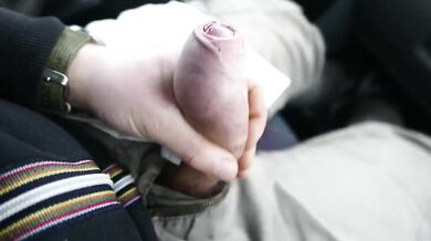 Mi sego il cazzo in auto e sborro