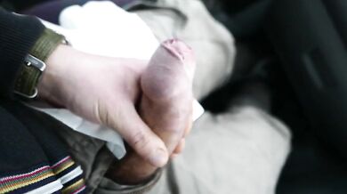 Mi sego il cazzo in auto e sborro