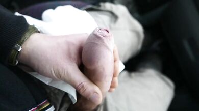 Mi sego il cazzo in auto e sborro