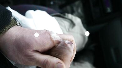 Mi sego il cazzo in auto e sborro