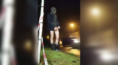 Twink gioca con il suo culo nudo in strada di notte