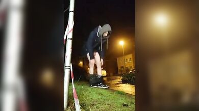 Twink gioca con il suo culo nudo in strada di notte