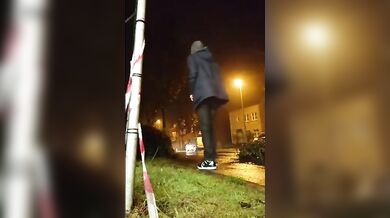 Twink gioca con il suo culo nudo in strada di notte