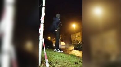 Twink gioca con il suo culo nudo in strada di notte