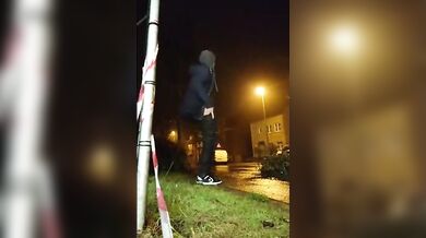 Twink gioca con il suo culo nudo in strada di notte