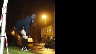 Twink gioca con il suo culo nudo in strada di notte