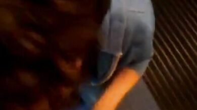 Pompino all'aperto con ingoio di sborra