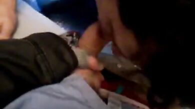 Pompino all'aperto con ingoio di sborra