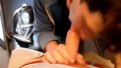 Pompino all'aperto con ingoio di sborra