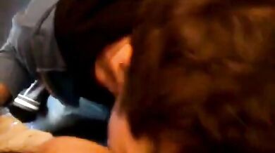 Pompino all'aperto con ingoio di sborra